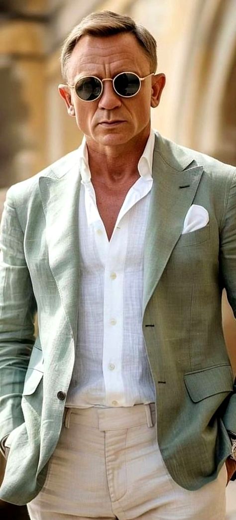 Green Linen Suit, Daniel Craig Style, Older Mens Fashion, Mens Casual Suits, Stylish Mens Suits, Classy Suits, Classy Outfits Men, Mens Fashion Blazer, Designer Suits For Men