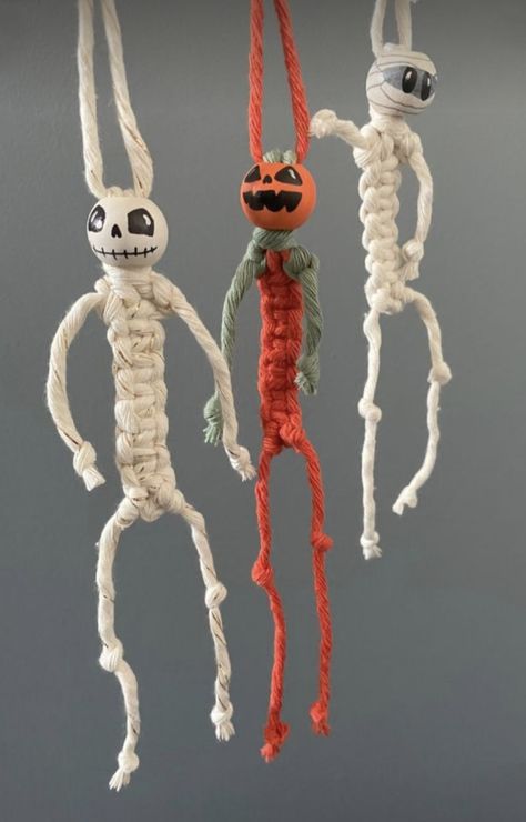 Small Diy Halloween Decorations, Halloween Macrame Keychain, Wooden Items Home Decor, Macrame Skeleton Pattern, Plastic Skeleton Crafts, Halloween Handmade Decorations, Macrame Small Projects, Macrame Skeleton, Halloween Skeleton Ideas