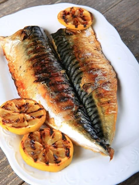 Looking for a tasty Grilled Mackerel Recipe? Check this simple and delicious grilled Spanish mackerel recipe and eat a dish just like they do it in Spain. Spanish Mackerel Recipe Grilled, Spanish Mackerel Recipe, Whole Mackerel Recipe, Cashew Pesto Recipe, Mackerel Recipe, Butter Prawns, Under The Sea Food, Buffet Table Settings, Butter Prawn