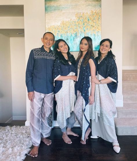 Eid Outfits Ideas, Batik Jumputan, Lebaran Outfit, Raya Outfit, Ootd Lebaran, Style Foto, Eid Outfit Ideas, Big Family Photos, Raya Collection