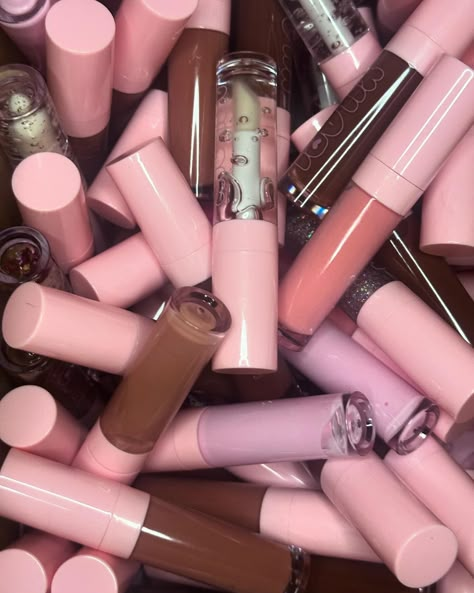 a little lip gloss never hurt anybody..💞 comment what you see 👀 Lip Gloss Wallpaper, Lip Gloss Names, Lip Gloss Business Ideas, Cosmetics Ideas, Business Vibes, Lip Gloss Business, Lipgloss Swatches, Bus Ideas, Lip Gloss Shades