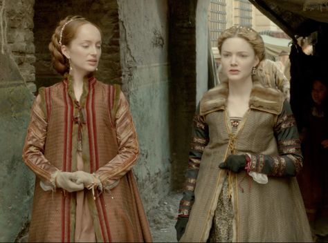 Giulia Farnese & Lucrezia Borgia - The Borgias "Stray Dogs" Giulia Farnese, Borgias Costumes, 1400s Fashion, Daena Targaryen, Holliday Grainger, Lucrezia Borgia, The Borgias, Period Costumes, Movie Costumes