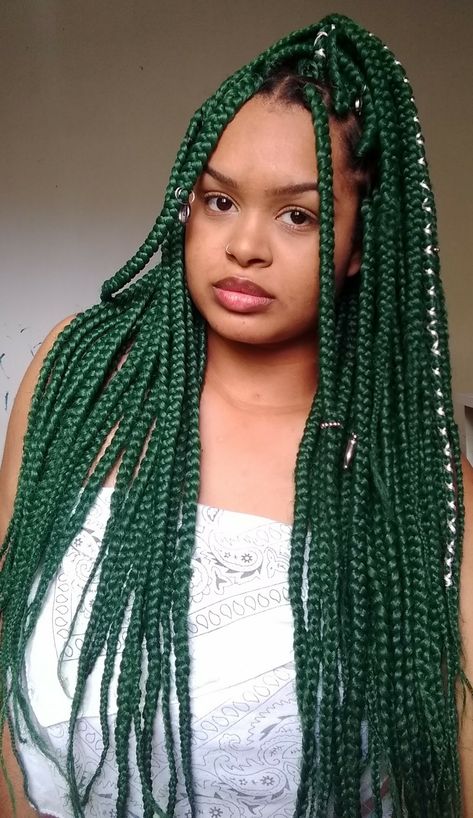 Mina de trança 💚 Dark Green Box Braids, Green And Blonde Braids, Rainbow Box Braids, Green Box Braids, Green Braids, Black Box Braids, Colored Box Braids, Rainbow House, Braids Ideas