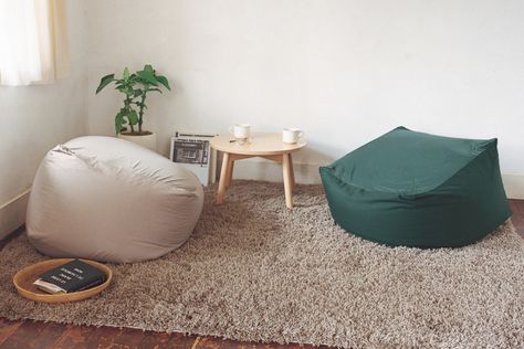 MUJI Body Fit Cushion Living Room Without Sofa, Floor Seating Living Room, Muji Home, Chill Room, Floor Sitting, Casa Vintage, Floor Seating, Room Idea, Bag Chair