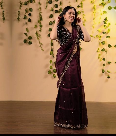 Purple Saree Look For Wedding, Fitted Purple Saree With Self Design, Bridesmaid Saree Look, Traditional Purple Saree For Festive Occasions, Purple Saree Look, Elegant Purple Festive Saree, Grape Colour Saree, Wine Saree Look, Designer Saree Look