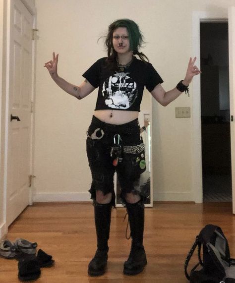 Crust Punk Outfits, Crust Punk Girl, Punk Outfits For Women, Metalhead Outfits, Masc Girl, Bat Ears, Edgy Fits, Goth Fits, Punk Style Outfits