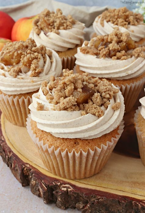 Apple Crisp Cupcakes, Payday Cupcakes, Winter Cupcake Flavors, Fall Cupcake Designs, Autumn Recipes Desserts, Fall Cupcake Recipes, Apple Crumble Cupcakes, Crumble Cupcakes, Fall Bakery