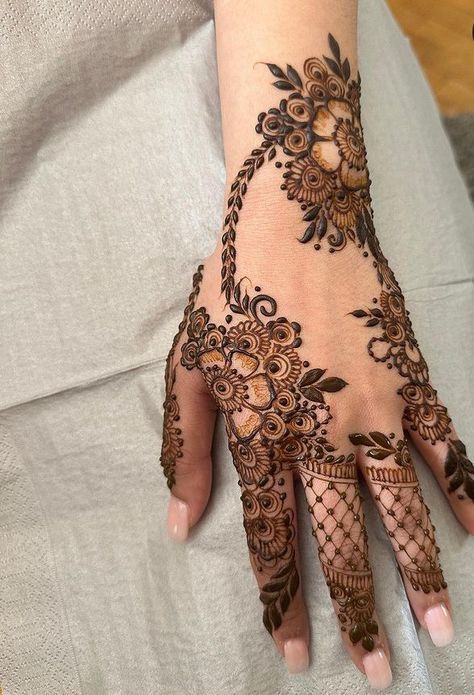 Modern Mehndi Designs Unique Back, Mehndi Designs New, Back Hand Mehndi Design, Front Mehndi Design, Eid Mehndi, Tato Henna, Finger Henna Designs, Eid Mehndi Designs, Hand Mehndi Design