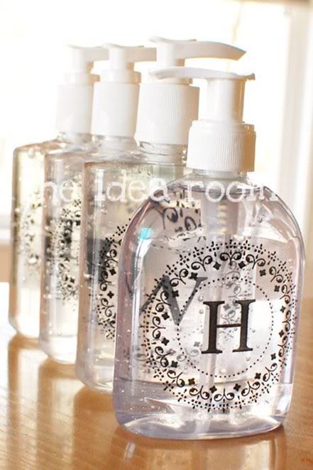 monogrambottle-1 Diy Monogram, Hand Sanitizers, Easy Diy Gifts, Cadeau Diy, Household Cleaners, Handmade Soaps, 로고 디자인, Diy Projects To Try, Hand Sanitizer