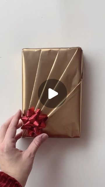 Craft Ideas For Gifts Creative, Present Folding Ideas, Christmas Gifts Packing Ideas, Flat Gift Wrapping Ideas, How To Wrap Christmas Gifts, Membungkus Kado Tutorial, How To Wrap Irregular Shaped Gifts, Tshirt Gift Wrapping Ideas, How To Wrap A Gift Tutorials