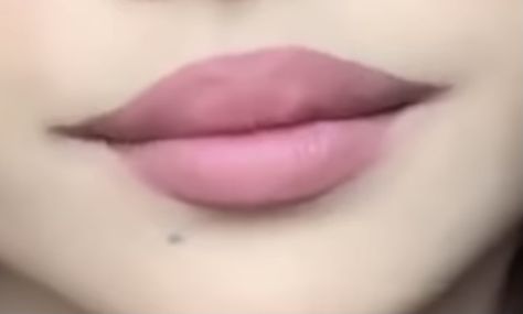 Round Cupids Bow Lips Makeup, Overlined Cupids Bow Lips, Lips With No Cupids Bow, Sharp Cupids Bow Lips, No Cupid Bow Lips, Full Round Lips, Pointed Lips, Round Cupids Bow Lips, No Cupids Bow Lips