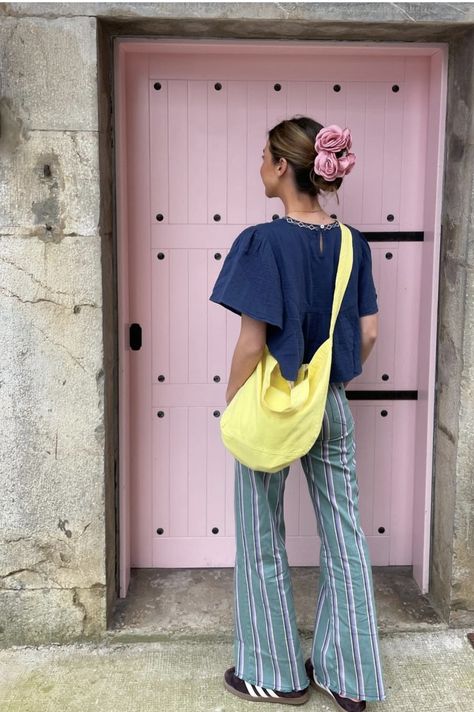 Eclectic Fashion Summer, Spanish Summer Fashion, Fun Outfits For Women, Spanish Outfits Street Style, Whimsical Style Outfits, Copenhagen Street Style Summer, Quoi Porter, Summer Fashion Outfits, Colourful Outfits