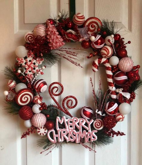 Red And White Christmas Wreath Diy, Christmas Wreaths Candy Cane, Candy Themed Christmas Wreath, Reef Ideas Christmas, Red And White Christmas Wreaths, Candy Christmas Wreath, Candy Cane Christmas Decor, Red And White Christmas Wreath, Christmas Reef