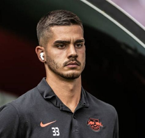 André Silva Leipzig Alemanha Bundesliga Maria Rodrigues Buzz Cut Oval Face Men, Crew Cut Hair, Oval Face Men, Andre Silva, Men Haircut Styles, Men Haircut, Crew Cut, Haircut Styles, Crew Cuts