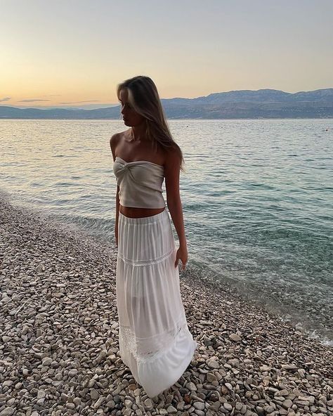 Flowy Skirt Outfit Summer, Flowy Maxi Skirt Outfit, Cute Summer Beach Outfits, White Flowy Skirt Outfit, Long Flowy Skirt Outfit, Summer Outfits Linen, Flowy Skirt Outfit, 2023 Summer Aesthetic, Maxi Skirt Outfit Summer