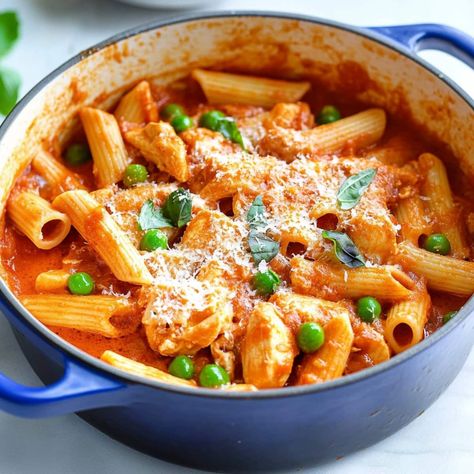 This copycat recipe for Buca di Beppo's spicy chicken rigatoni is just to die for! With tender pasta and a luscious, creamy sauce, it's heaven on a plate. Spicy Chicken Rigatoni, Chicken Rigatoni, Rigatoni Pasta, Must Try Recipes, Spaghetti Pasta, Crushed Red Pepper Flakes, Dinner Recipes Crockpot, Olive Garden, Rigatoni