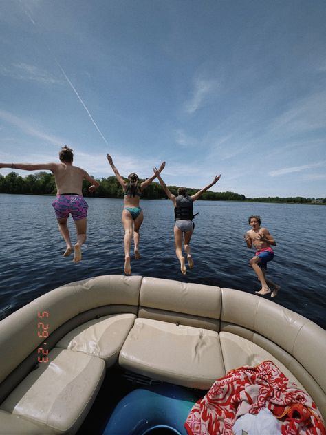 Lake Vacation Ideas, Summer On The Lake, River Trip Pictures, Summer In Wisconsin, Lake House Pictures, Boat Tubing, Wisconsin Lake House, Lake Day Aesthetic Summer, Lake Day Pictures