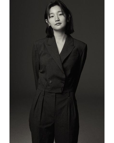 Medium Length Asian Hair, Park So Dam, Korean Film, Korean Face, Next Film, Female Protagonist, Women In Black, Film History, Female Actresses