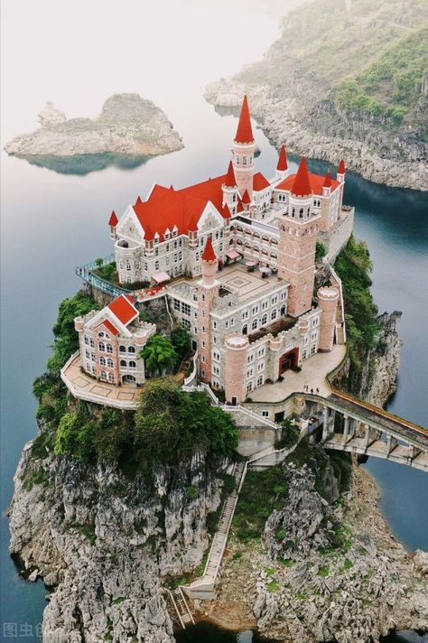 Cool Castles, Haunted House Inspiration, Real Castles, American Castles, British Castles, Unusual Pictures, Fairytale House, The Matterhorn, Castles Around The World