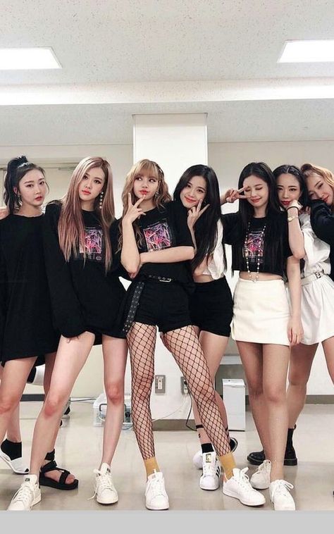 Pink Punk Yg, Pink Workout Outfit, Antonella Roccuzzo, Blackpink Outfits, Friend Poses Photography, Girls Rules, Tiktok Style, Ji Soo, Kpop Fashion Outfits