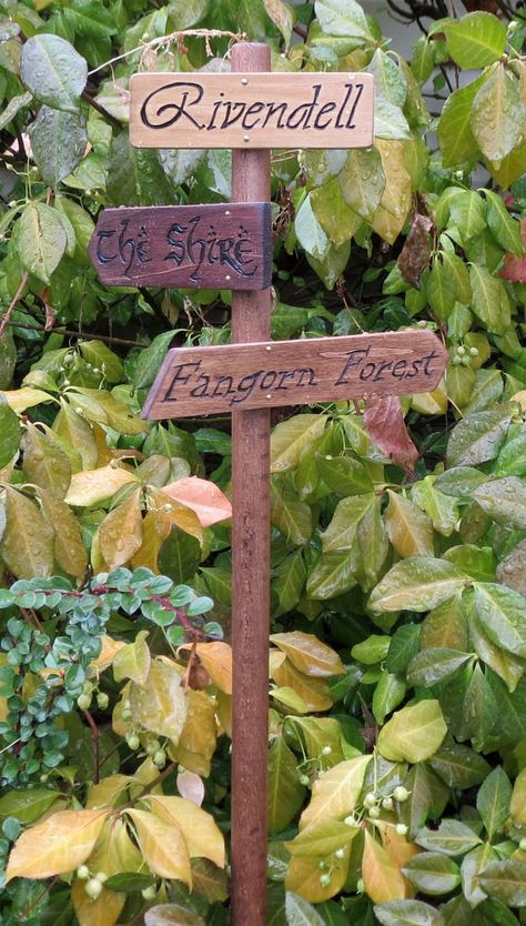 Lord of the Rings Garden Sign | Community Post: LOTR Swag Around the Internet Lord Of The Rings Garden, Hobbit Garden, Hobbit Party, Casa Hobbit, Hobbit Hole, Hobbit House, The Shire, Sign Post, Garden Signs