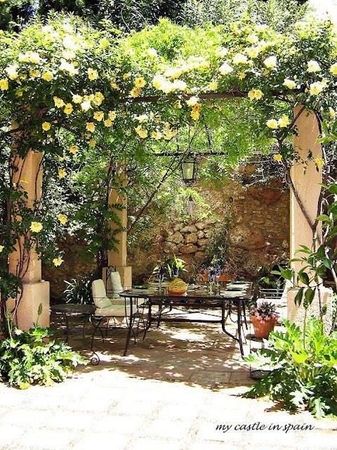 Italian Courtyard, Mediterranean Garden Design, Garden Ideas To Make, Provence Garden, Spanish Garden, Small Courtyard, Courtyard Ideas, Small Courtyard Gardens, Courtyard Gardens Design