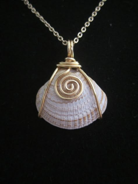 Wire wrapped shell pendant. | jewelry Drátěná Socha, Cincin Diy, قلادات متدلية, Anting Manik, Diy Armband, Jewerly Making, Wire Jewelry Designs, Seashell Jewelry, Diy Wire Jewelry