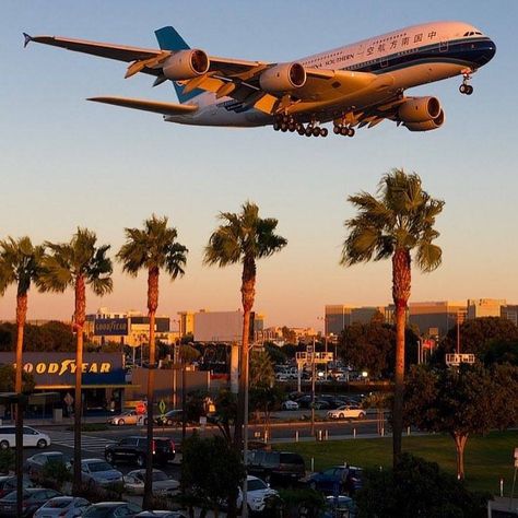 Airbus Wallpaper, A380 Wallpaper, America Airlines, China Airport, Burger Photo, China Southern Airlines, Airplane Window View, Plane Photos, Airplane Wallpaper