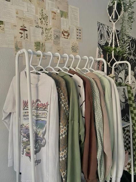 Aesthic Closet Ideas, Rack Clothes Aesthetic, Garment Racks Aesthetic, Closet Full Of Clothes Aesthetic, Room With Clothing Rack, Old School Bedroom, Clothing Rack Bedroom Aesthetic, Aesthetic Clothes Rack, Dream Wardrobe Aesthetic