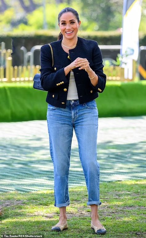 Meghan Markle is the queen... of jeans: Whether it is cropped, ripped or boyfriend style, the Duchess of Sussex's denim choices are 'perfect' for her 'off-duty look', expert says after her latest outing | Daily Mail Online Estilo Meghan Markle, Meghan Markle Outfits, Kimberly Williams, Black Tweed Jacket, Open Collar Shirt, Princess Meghan, Meghan Markle Style, Husband Shirts, Mother Jeans