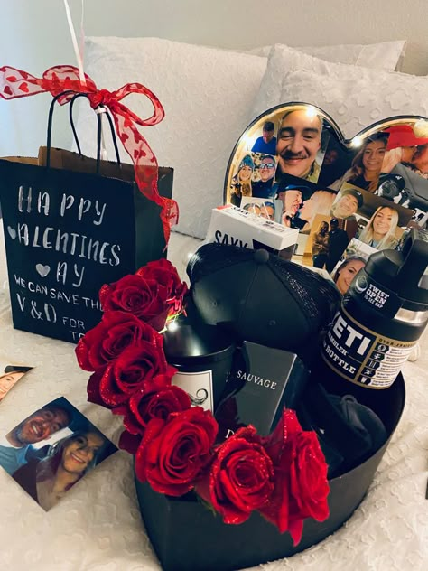 Anniversary Gift Ideas For Him Boyfriend, Bf Ideas, Boyfriends Birthday Ideas, Wedding Gift Hampers, Cadeau St Valentin, Valentine's Day Gifts For Him, Valentines Day Gift Ideas, Valentines Day Baskets, Valentine Baskets