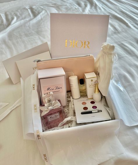 Gift idea, miss dior, dior, miss dior blooming bouquet, aesthetic box, home decor, perfume, clean girl Dior Gifts Aesthetic, Dior Gift Aesthetic, Dior Gift Box Aesthetic, Clean Girl Perfume, Perfume Clean, Dior Gift, Girl Perfume, Bouquet Aesthetic, Dior Miss Dior