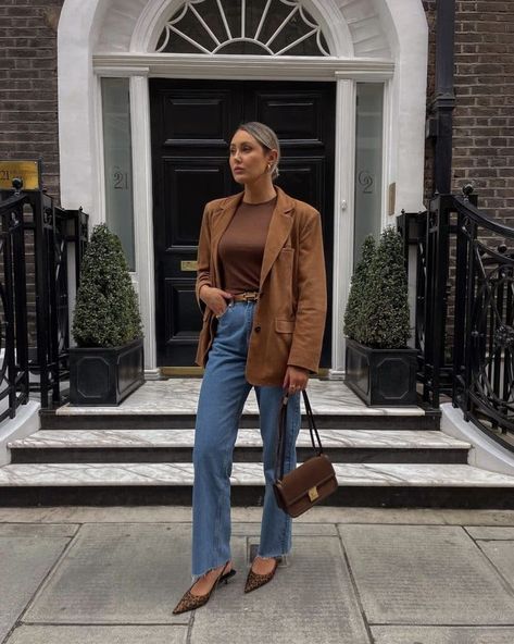 These Brown Suede Blazer Outfit Ideas Are Everything! Brown Suede Loafers Outfit Women, Brown Slacks Outfit Women, Suede Blazer Outfit, Brown Suede Jacket Outfit, Brown Suede Blazer, Loafers Outfit Women, Brown Blazer Outfit, Black Shoes Outfit, Suede Jacket Outfit