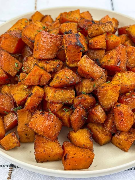 Roasted Spicy Sweet Potatoes Spicy Sweet Potatoes, Roasted Side Dishes, Sweet Potato Recipes Roasted, Oven Roasted Sweet Potatoes, Sweet Potato Sides, Glazed Sweet Potatoes, Sweet Potato Cinnamon, Chili Spices, Candied Sweet Potatoes