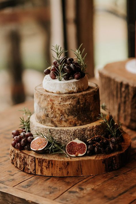 Cheese tower decorated with figs and other fruit for wedding Cheese Tower Wedding Cake, Cheese Wheel Wedding Cake, Wedding Cake Earthy, Food Serving Ideas, Deep Red Bridesmaid Dresses, Wedding With Sunflowers, Duck Wedding, Wedding Cheese, Cheesecake Decoration