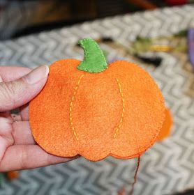 The Sassy Pack Rat: Free Felt Jack 'O Lantern Pumpkin Ornament Pattern Felt Jack O Lantern, Fall Felt Crafts, Felt Halloween Ornaments, Halloween Felt Crafts, Pumpkin Patterns Free, Pack Rat, Pumpkin Ornaments, Felt Ornaments Patterns, Pumpkin Ornament