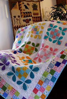 Honey Bee Quilt, Bee Quilt, Machine Quilting Patterns, Flower Quilts, Quilt Tutorial, Lap Quilts, Tree Quilt, Quilting Techniques, Scrappy Quilts