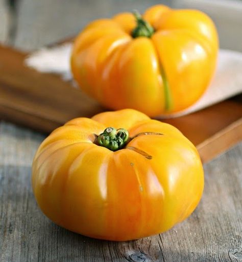 Creamy Roasted Heirloom Tomato Dressing Brandywine Tomatoes, Heirloom Tomato Plants, Yellow Vegetables, Varieties Of Tomatoes, Yellow Tomatoes, Crop Production, Beefsteak Tomato, Tomato Sandwich, Canning Tomatoes