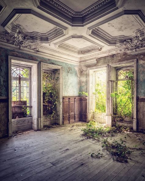 Environment Photography, Old Abandoned Buildings, Old Abandoned Houses, European Antiques, Architectural Photography, Forest House, Interior Photo, Urban Exploration, Old Building