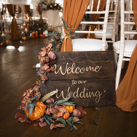 Fall in love with the cosy charm of an autumnal wedding! From warm, rustic accents to rich hues, this autumnal wedding decor inspiration board has everything you need to create a magical, seasonal celebration. Get inspired and infuse your special day with autumnal elements like pumpkins, foliage, and warm candle lighting. Whether you're planning a barn wedding or country house, this collection of ideas will help you create a dreamy, unforgettable wedding that captures the essence of autumn. Autumnal Themed Wedding, Autumnal Wedding Table Decor, Autumn Wedding Rustic, Autumn Wedding Pumpkin, Wedding Decor Autumn Theme, Autumnal Wedding Decorations, Autumnal Wedding Table, Autumn Wedding Centrepiece, Cozy Autumn Wedding