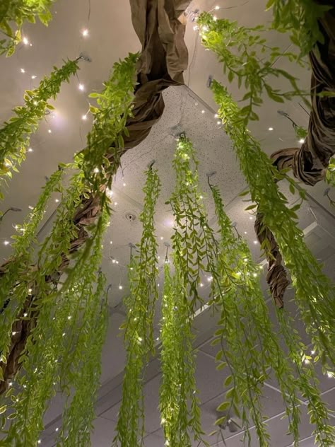 Tree Decoration Indoor, Fairy Tent Canopies, Diy Forest Ceiling, Enchanted Forest Bench, Diy Tree Canopy, Diy Enchanted Forest Tree, Woodland Stage Design, Nature Theme Decorations, Enchanted Diy Decorations