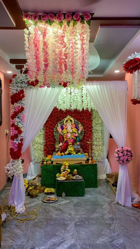 Tharmocal Art, Ganpati Decoration Images, Ganpati Mandap Decoration, Ganeshji Decoration, Mahalaxmi Decoration, Ganpati Mandap, Hinduism Facts, Flower Mala, Flower Wall Decor Diy