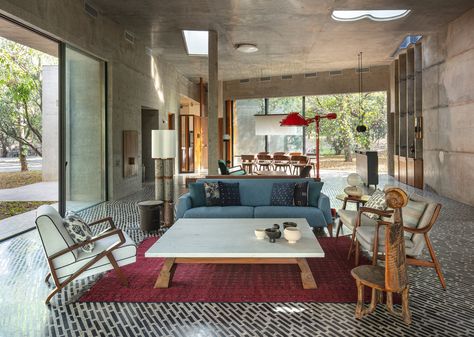 Bali Vila, Dark Wooden Furniture, Brutalist Interior, Concrete Homes, Smooth Concrete, Cool Buildings, Design Atelier, Tropical Architecture, Bali Villa