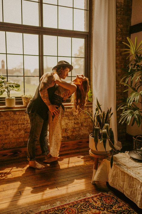 Hippie Family Photoshoot, 70s Couple Aesthetic, Boho Couple Photoshoot, Photoshoot 70s, Bohemian Couple, 70s Couple, Cinematic Couple, Western Couple Photoshoot, 70s Photoshoot