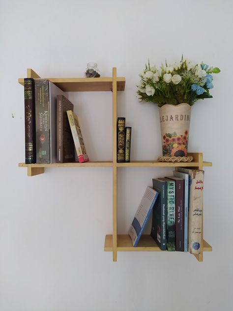 Mini Wall Bookshelf, Small Wall Bookshelf Ideas, Small Bookshelf Ideas Bedrooms, Small Wall Bookshelf, Small Book Shelf Ideas, Simple Bookshelf Diy, Small Bedroom Bookshelf, Small Bedroom Bookshelf Ideas, Small Bookshelf Aesthetic