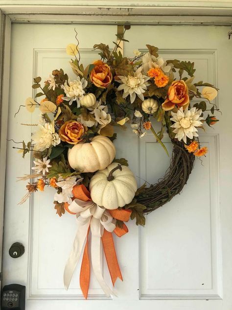 30+ Beautiful DIY Thanksgiving Wreath Ideas for your front door Elegant Fall Wreaths, Dekoratívne Vence, Rustic Thanksgiving, Fall Decor Wreaths, Fall Thanksgiving Wreaths, Fall Grapevine Wreaths, Door Wreaths Diy, Halloween Tattoo, Fall Thanksgiving Decor