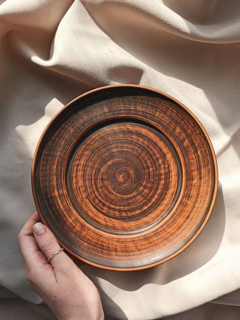 Red clay plates Wood Plate Photography, Ceramic Plates Photography, Plate Photography Ideas, Boho Plates, Charger Plates Decor, Ceramic Plates Designs, Fine Dining Plating, Turkish Plates, Restaurant Plates