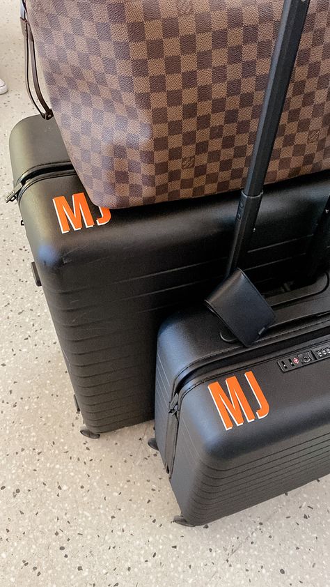 Luggage Monogram Sticker, Suitcase Vinyl Ideas, Cricut Suitcase Ideas, Luggage Stickers Ideas, Luggage Identifiers Ideas, Goyard Luggage, Monogrammed Luggage, Luggage Tags Diy, Luggage Ideas