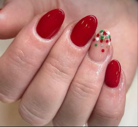 Christmas Nails 2023 Short Easy, Cute Short Christmas Acrylic Nails, Super Simple Christmas Nails, Christmas Nails 2023 Almond, Chrismast Nailart, Gel Nails Ideas Christmas, Christmas Nails Round, Short Almond Nails Christmas, December Nails Christmas Xmas