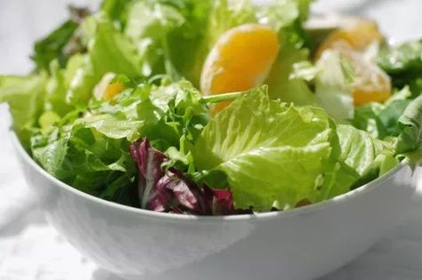 Garden Recipe: Mint and Sriracha Leafy Greens Salad Recipe | Gardenuity After Gallbladder Removal, Gallbladder Removal, Cardiac Diet, Radish Salad, Refreshing Food, Low Carb Vegan, Vegan Meal Plans, Elimination Diet, Idee Pasto Sano